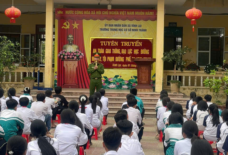 Công an xã Vĩnh Lại tổ chức tuyên truyền, phổ biến giáo dục pháp luật tại trường THCS Ninh Thành